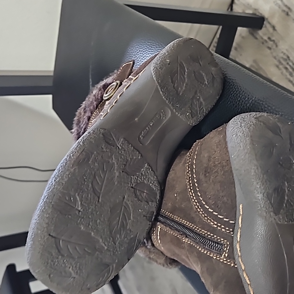 Shoes - Picture 5 of 6